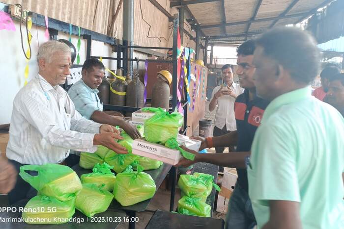 Festival gift distribution